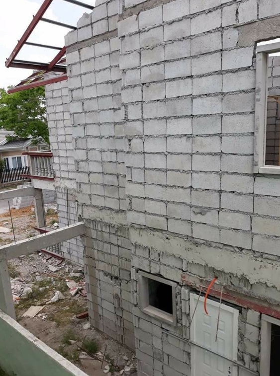 Pagkakasalansan ng hollow block ng isang bagong gawang bahay, inulan ng