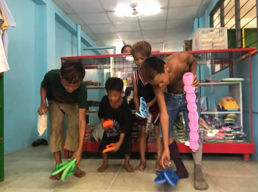 Plastik na mga basura ang tinatanggap ng bayad ng isang tindahan na ito