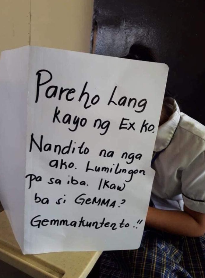 Mga naka-sulat sa mga Folder na panakip sa exam ng mga estudyante