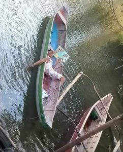 Batang nagbabasa ng aklat sa isang bangka, umani ng maraming komento at